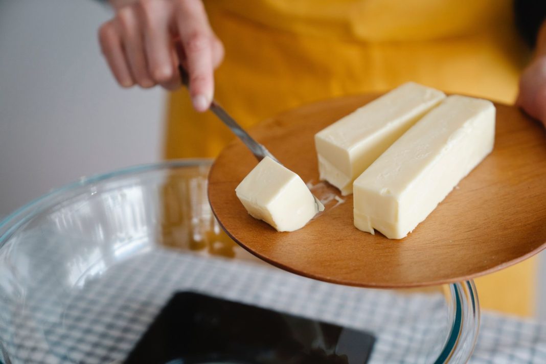 Mantequilla o margarina, ¿cuál es más saludable?