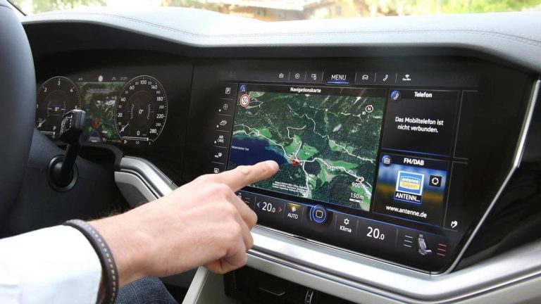 La multa de la DGT por usar el GPS o la radio de la que no se libra nadie