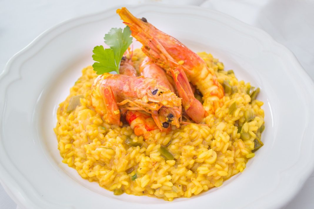 Así puedes hacer el arroz con gambas de Chicote que supera a la paella