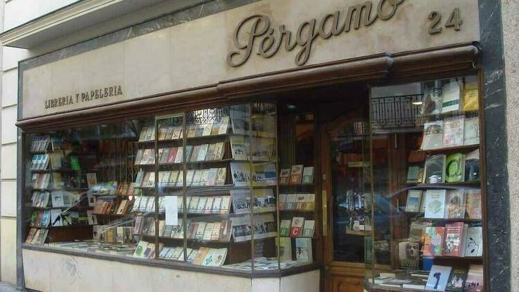 El resurgir de la librería más antigua de Madrid: el falso mito que da por  muertas a las pequeñas tiendas de libros, ICON