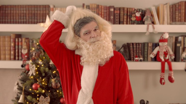 Nacho Guerreros "suplanta a Papá Noel" para advertir que las falsificaciones solo pueden decepcionar