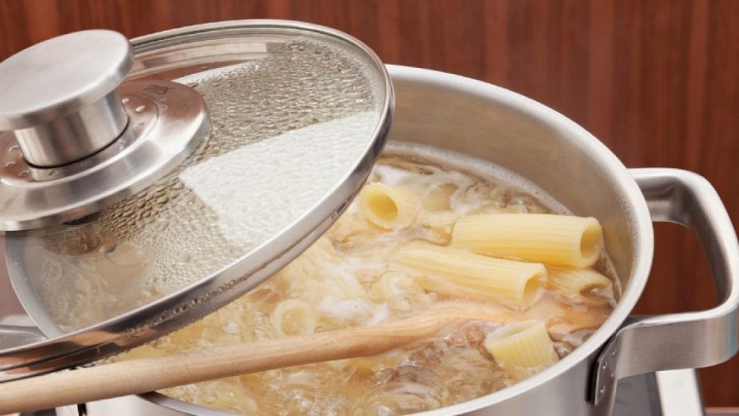 Por qué no debes tirar el agua donde cueces la pasta