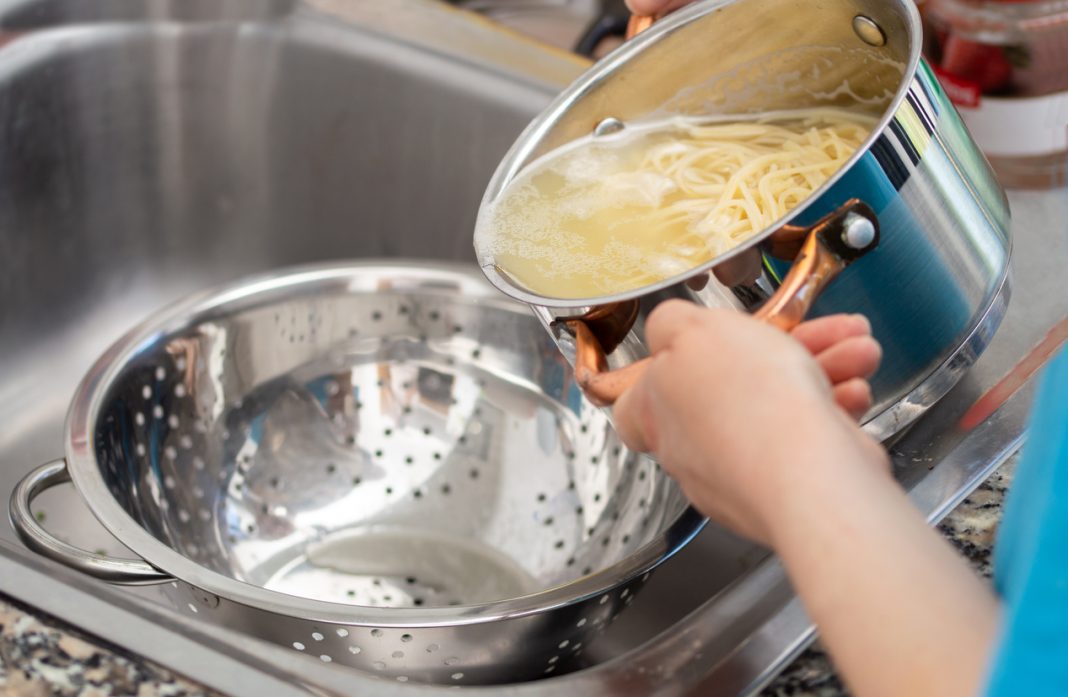 Por qué no debes tirar el agua donde cueces la pasta