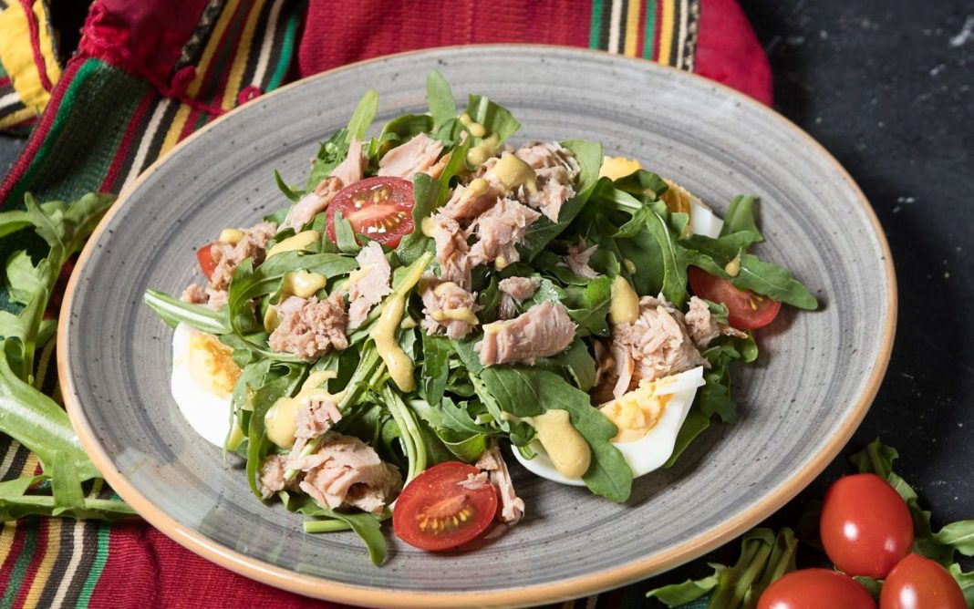 Cómo hacer una ensalada de atún mejor que la de lata