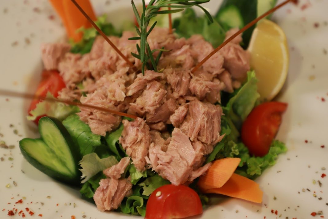 Cómo hacer una ensalada de atún mejor que la de lata