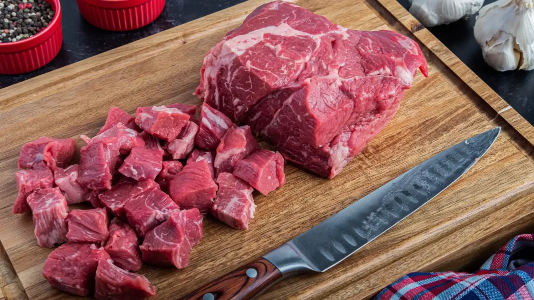 Debes cortar la carne y dejarla cocinar