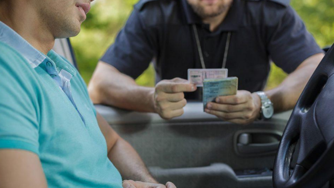 DGT: los elementos imprescindibles que debes llevar en el coche si no quieres una multa