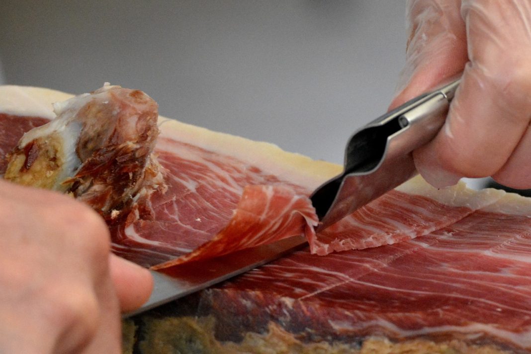 Jamón ibérico: así puedes cortarlo en casa igual que un profesional