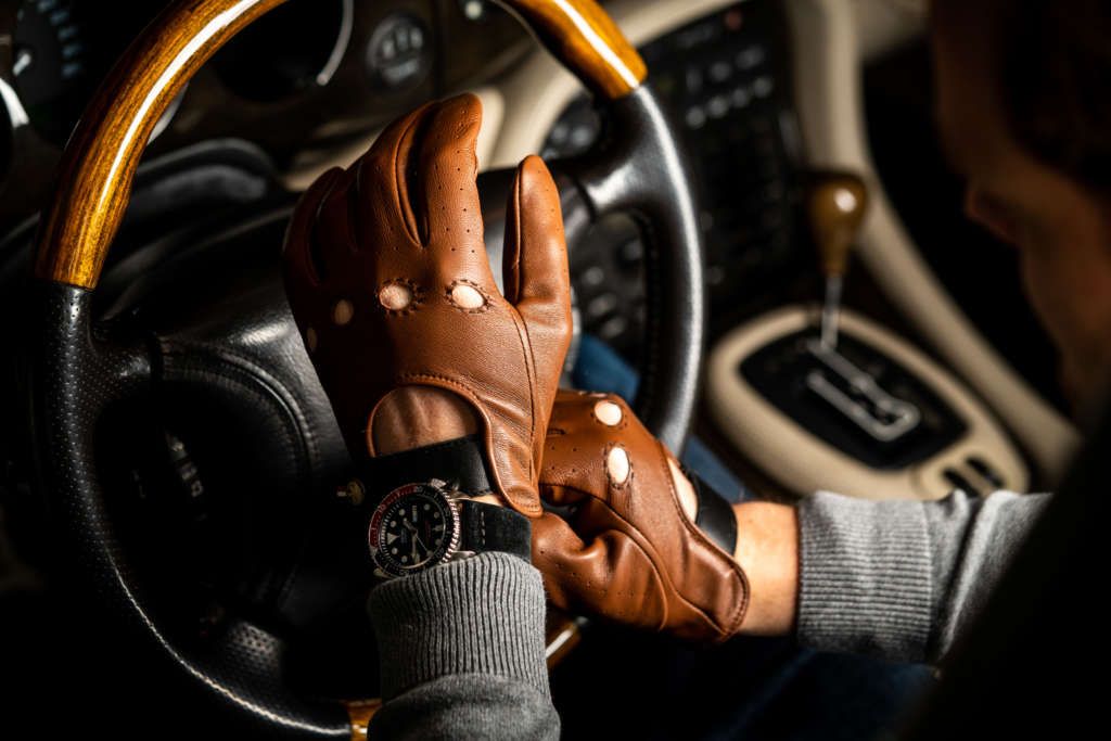 4 motivos para llevar guantes de conducción - SANTACANA