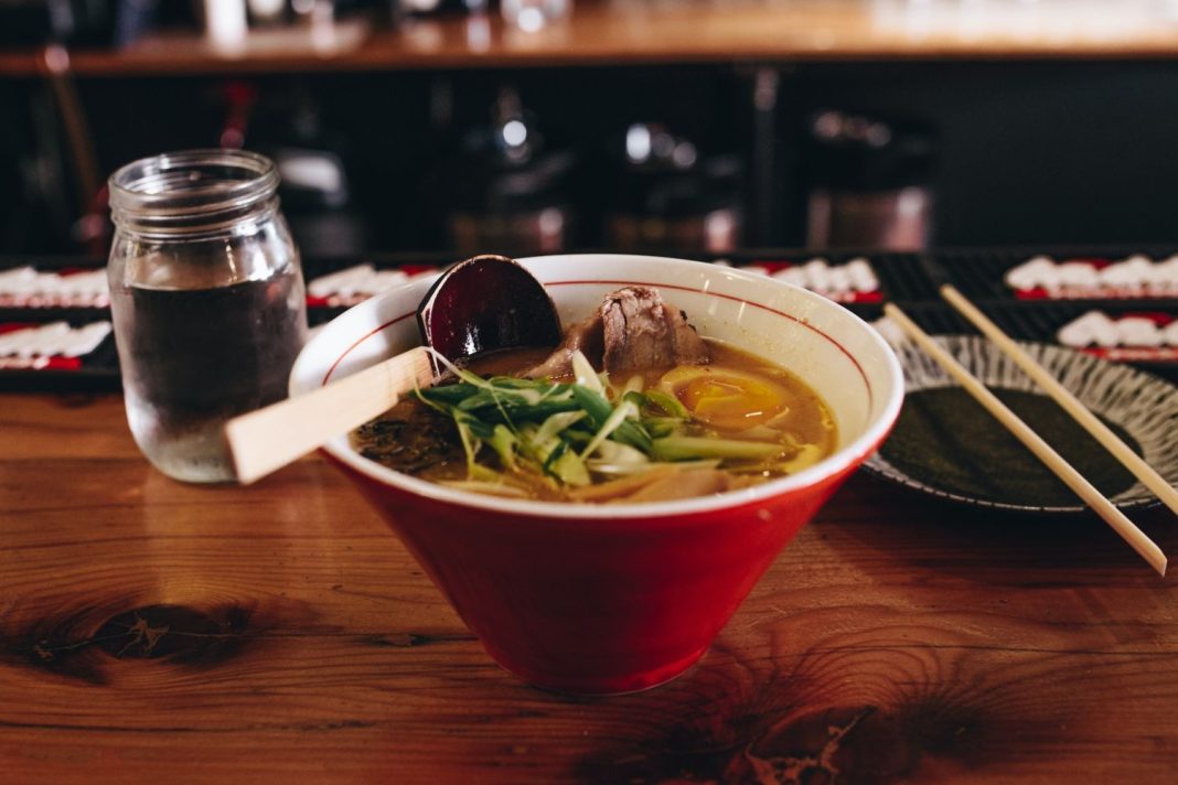 Sopa de pollo con champiñones: la receta facilísima que te salvará del frío