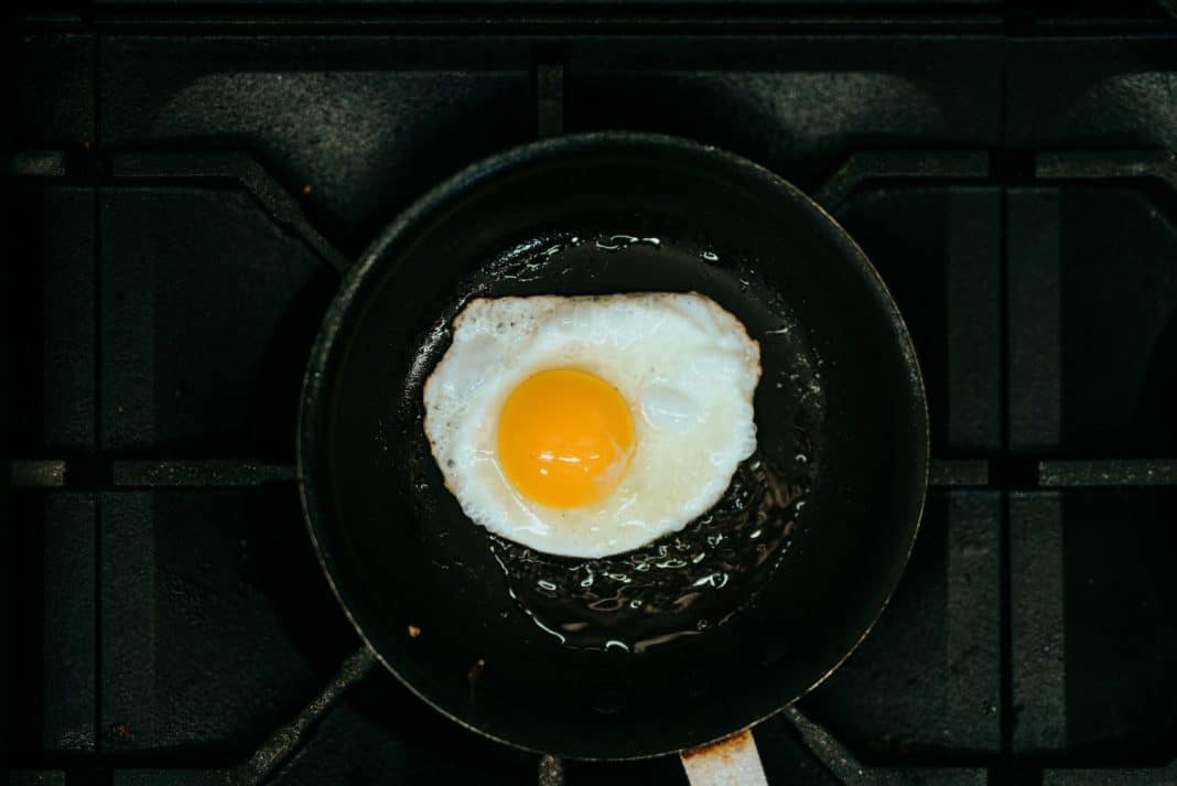 Así prepara Dabiz Muñoz unos huevos fritos perfectos en solo un minuto