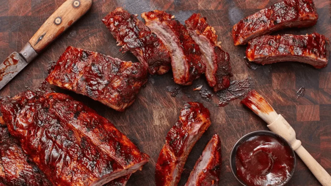 Coloca la bandeja con las costillas de cerdo en el horno