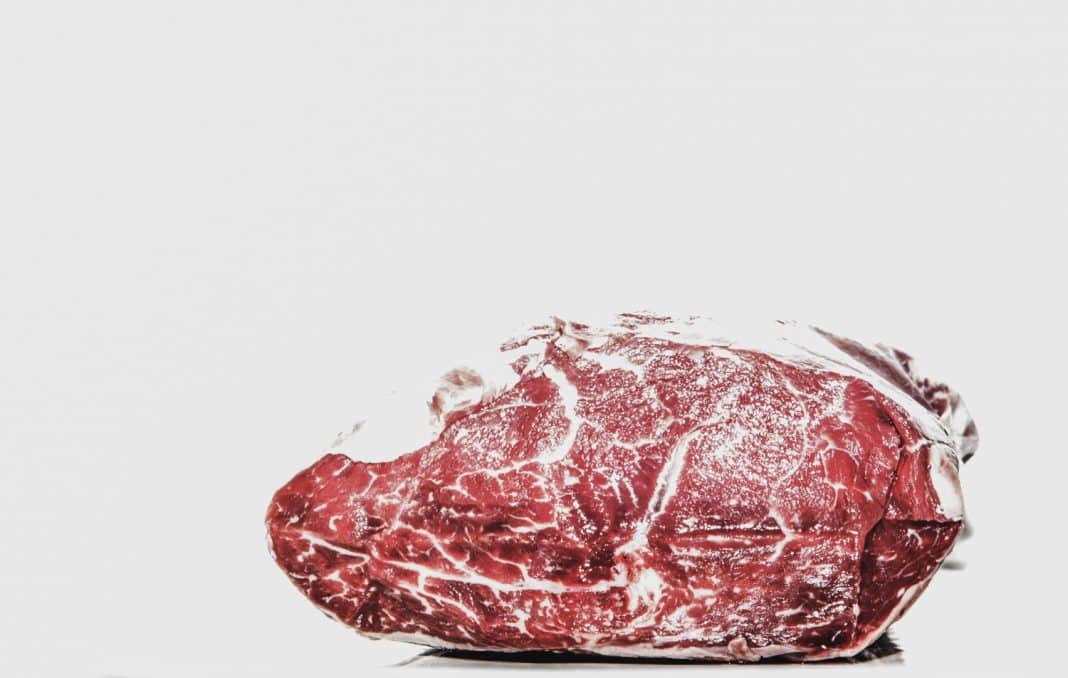 La OCU avisa estos son los riesgos reales de la carne madurada