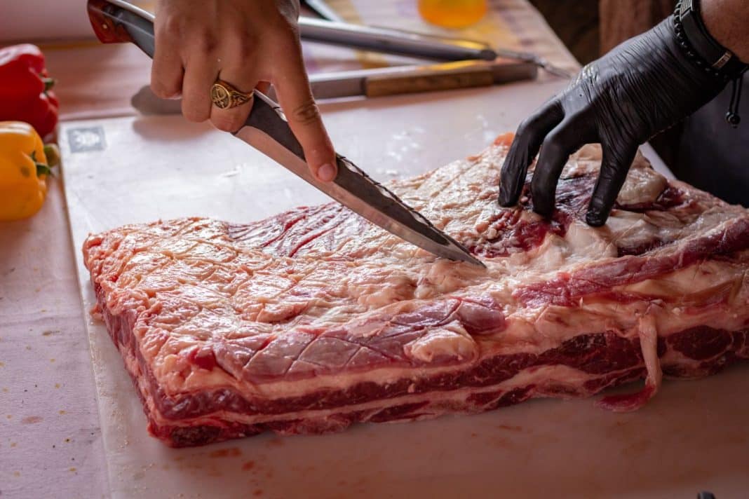 La OCU avisa estos son los riesgos reales de la carne madurada