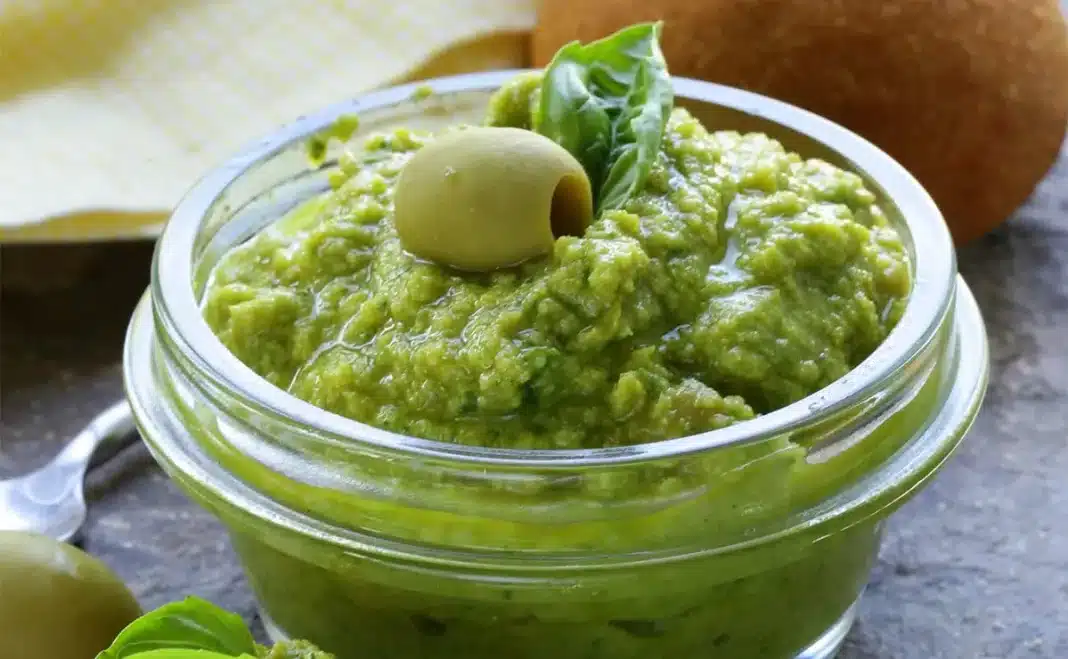 Preparación del pesto con anchoas, aceitunas, y perejil