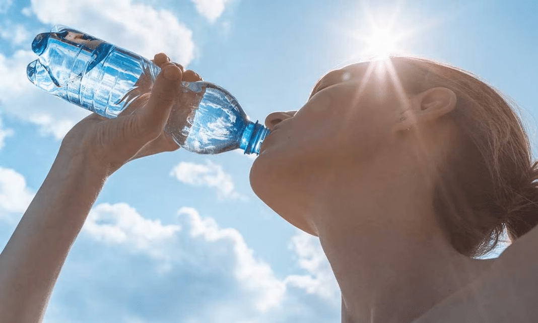 Tomar suficiente agua durante el día