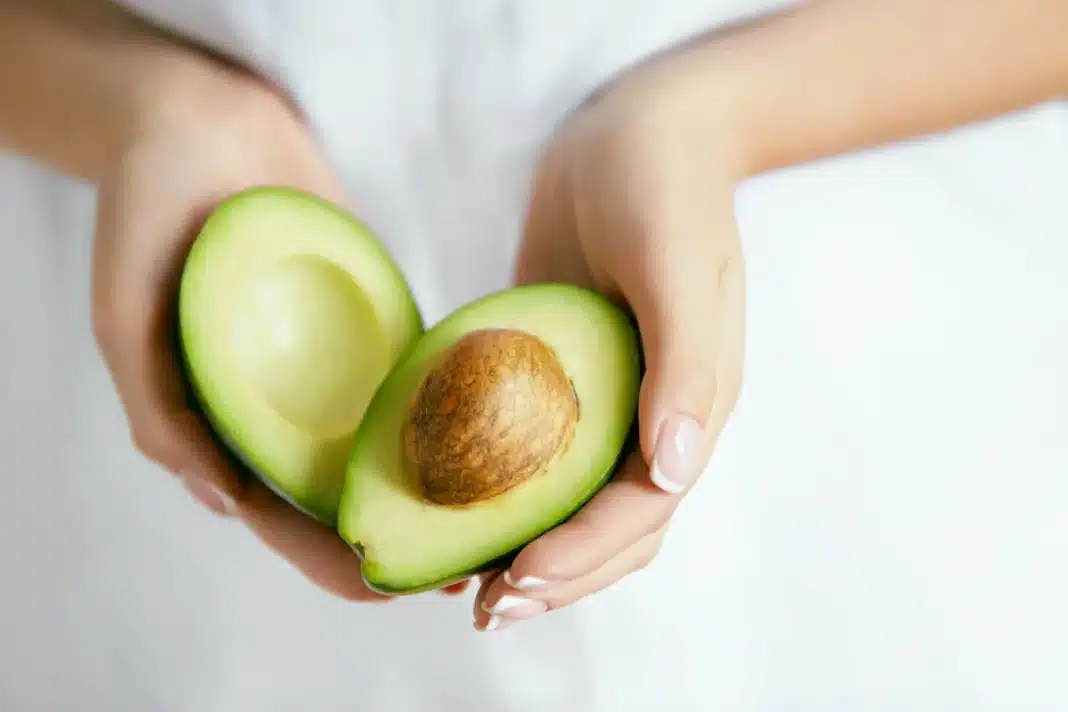 Así puede mejorar tu belleza comer aguacate