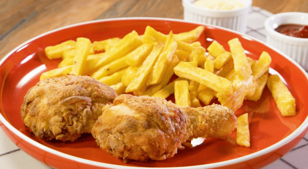 El truco para un pollo frito crujiente por fuera y jugoso por dentro al estilo KFC