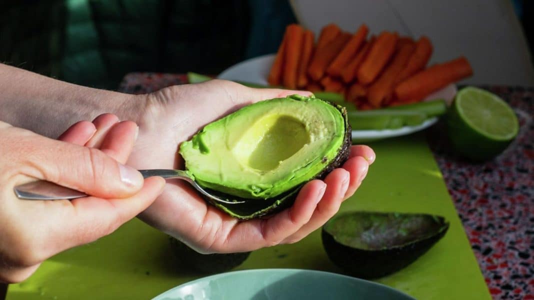 Así puede mejorar tu belleza comer aguacate