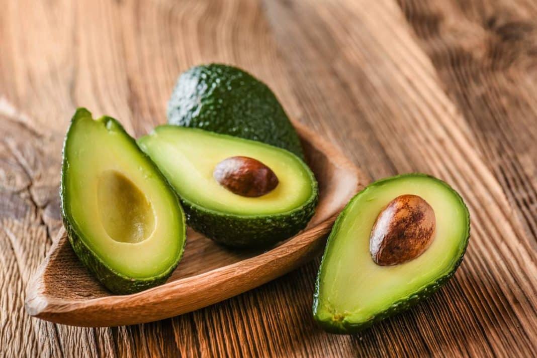 Así puede mejorar tu belleza comer aguacate