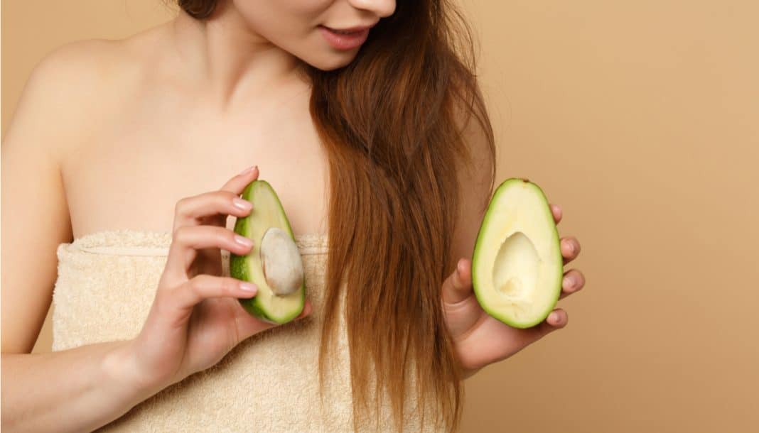 Así puede mejorar tu belleza comer aguacate