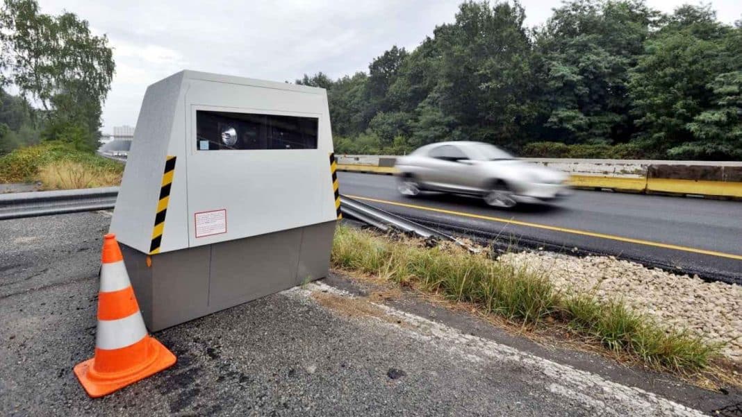 La DGT modifica los radares para pillarte y multarte si haces esto en la carretera