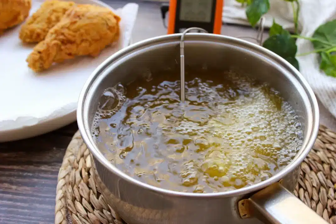 El truco para un pollo frito crujiente por fuera y jugoso por dentro al estilo KFC