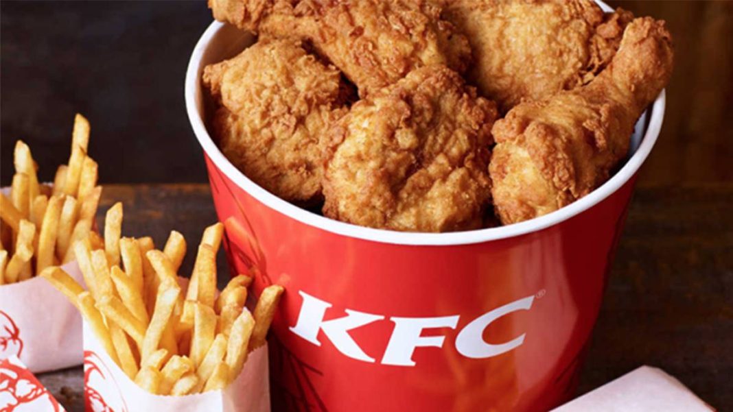 El truco para un pollo frito crujiente por fuera y jugoso por dentro al estilo KFC