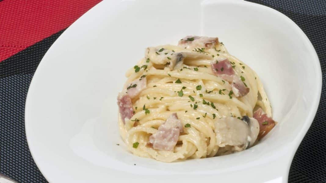 Primer paso de los espaguetis a la carbonara