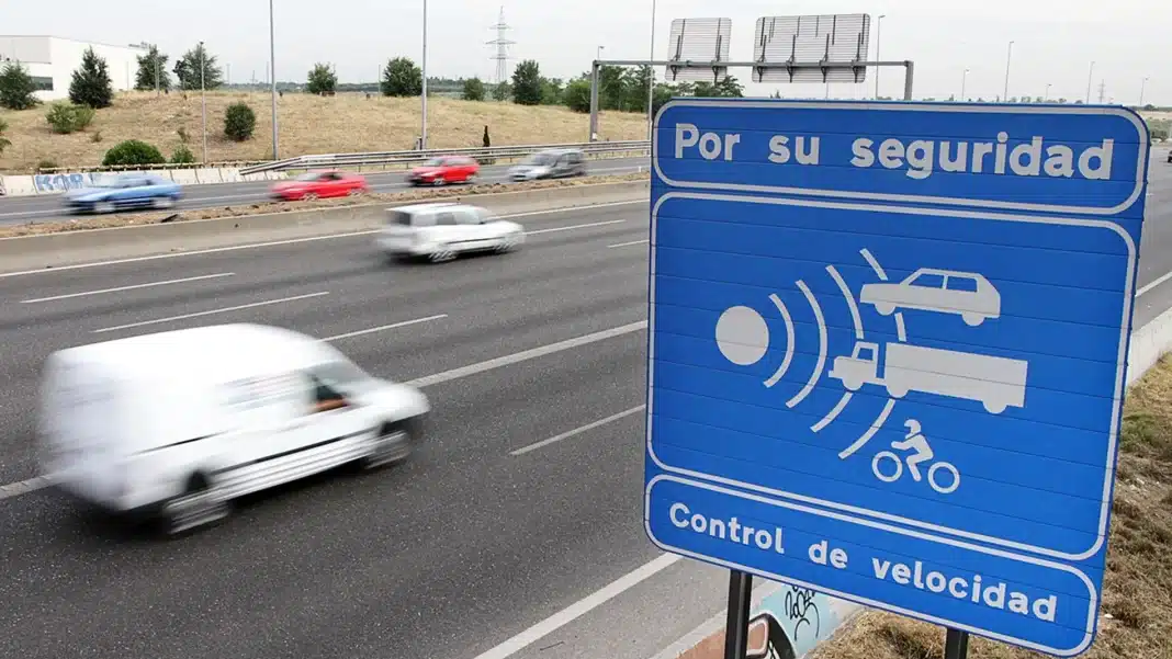 Cómo saber si un panel de la DGT tiene un radar oculto