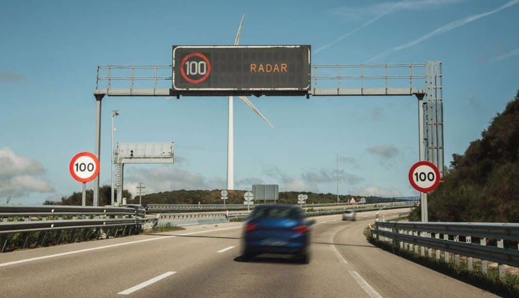 Cómo saber si un panel de la DGT tiene un radar oculto