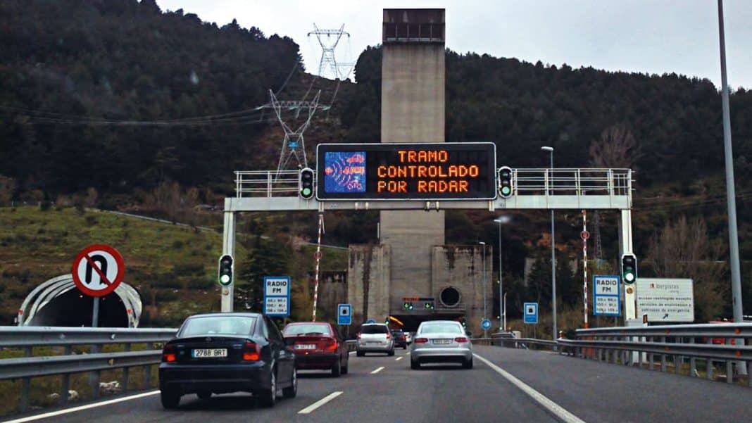 Cómo saber si un panel de la DGT tiene un radar oculto