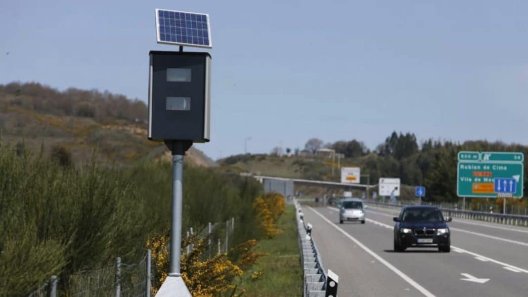 Cómo saber si un panel de la DGT tiene un radar oculto