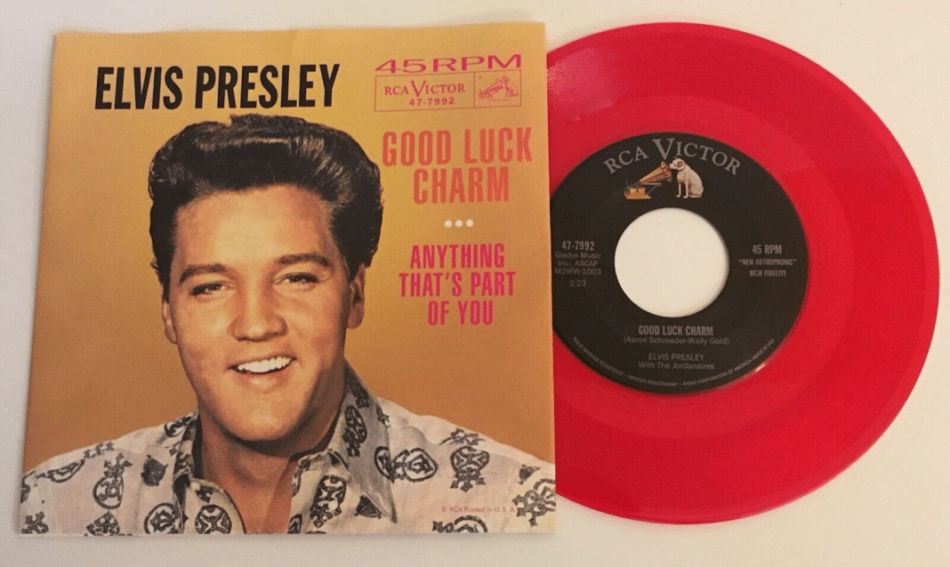 Elvis Presley, con Good Luck Charm