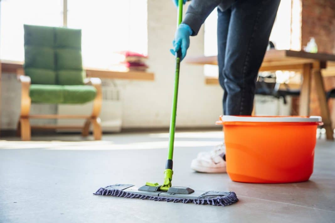 Truco de limpieza para recuperar el brillo de la ducha y eliminar la cal