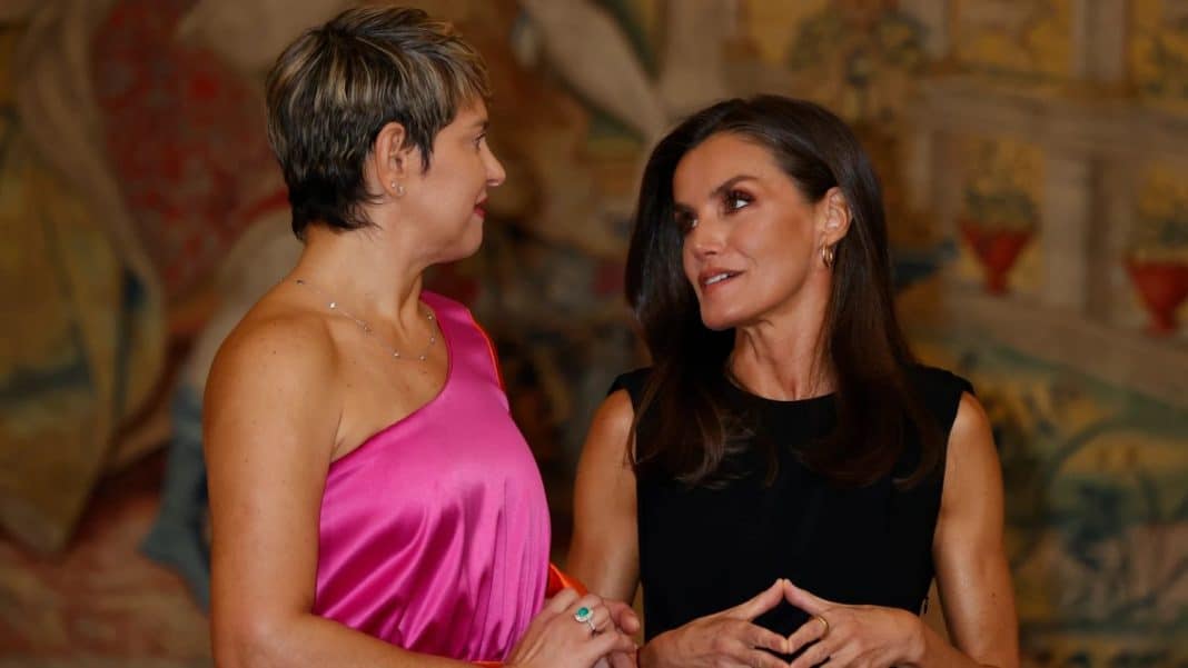 El bolso “tendencia” de la reina Letizia que puedes encontrar en Zara