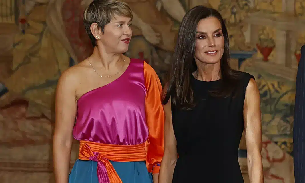 El bolso “tendencia” de la reina Letizia que puedes encontrar en Zara