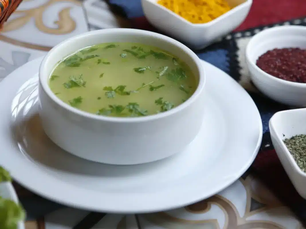 Cómo cocinar una sopa de verduras sabrosa y sana