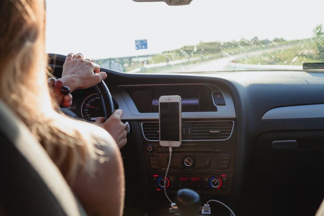 DGT esta es la multa que te puede caer por escuchar música en el coche