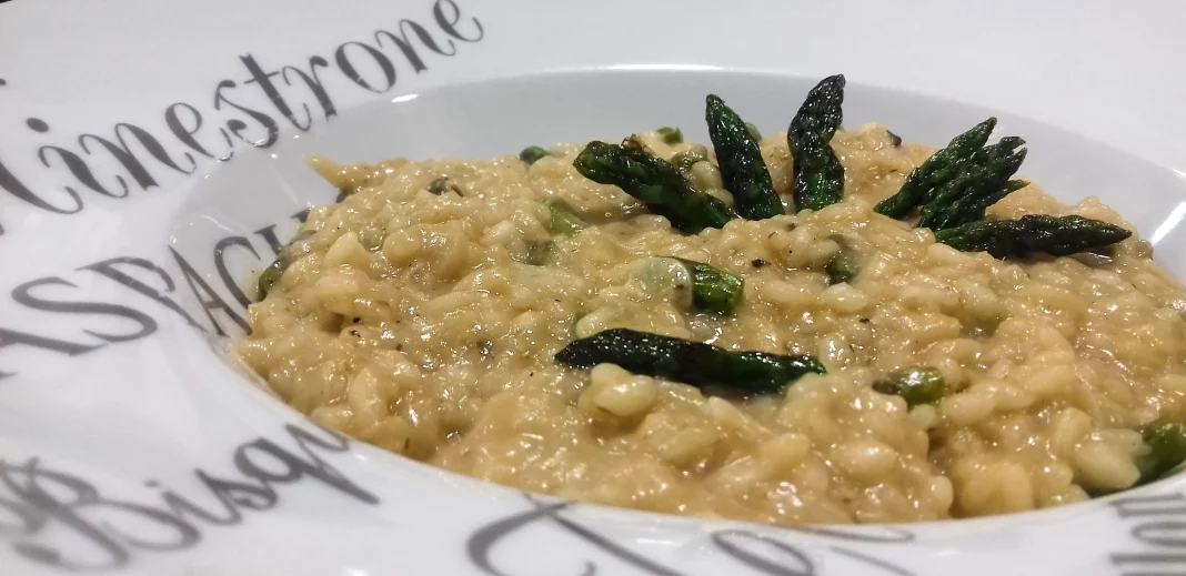 El risotto de espárragos con el que quedarás como un gourmet