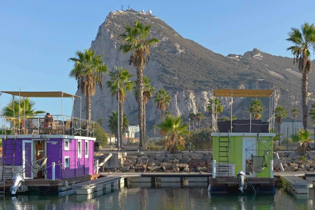 El Puerto Deportivo Alcaidesa Marina, El Entorno De Las Casas Flotantes ...