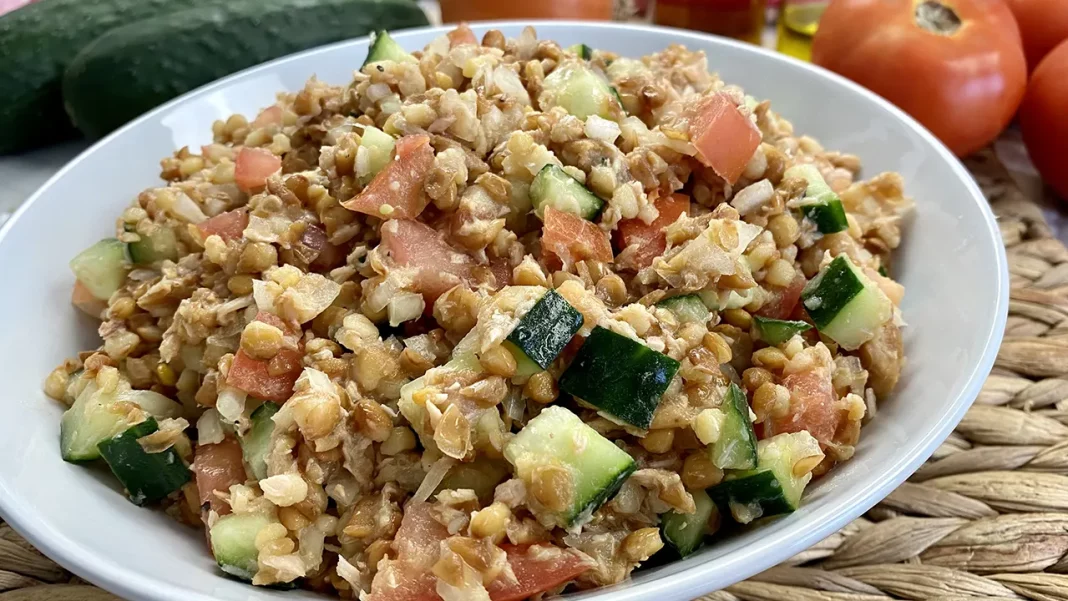 Cómo hacer una ensalada de lentejas con atún rica y saludable