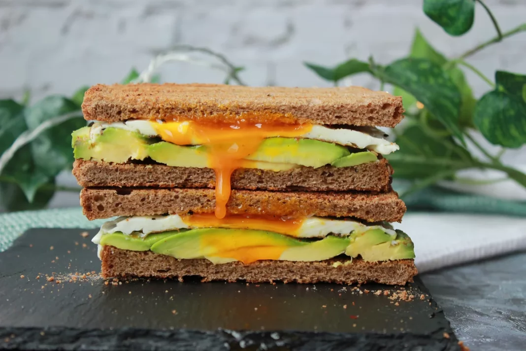 Sándwich de aguacate y huevo, la receta que apetece siempre