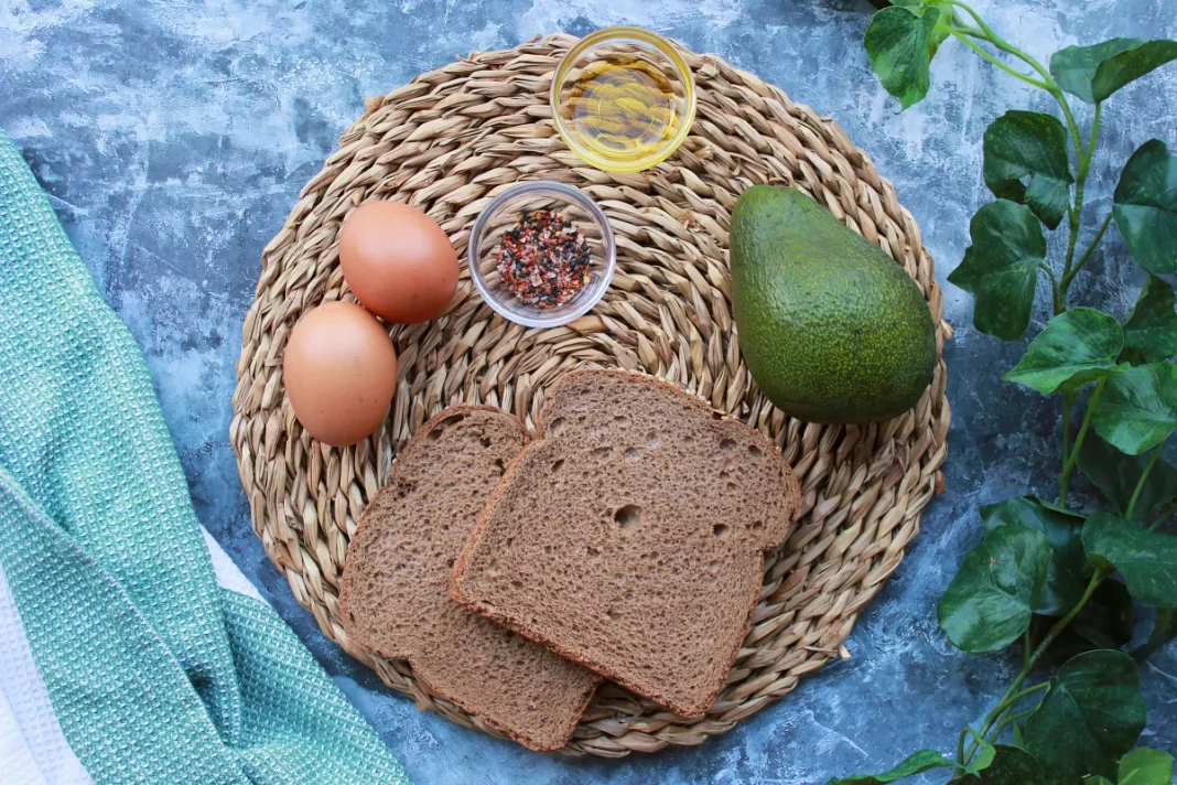 Sándwich de aguacate y huevo, la receta que apetece siempre