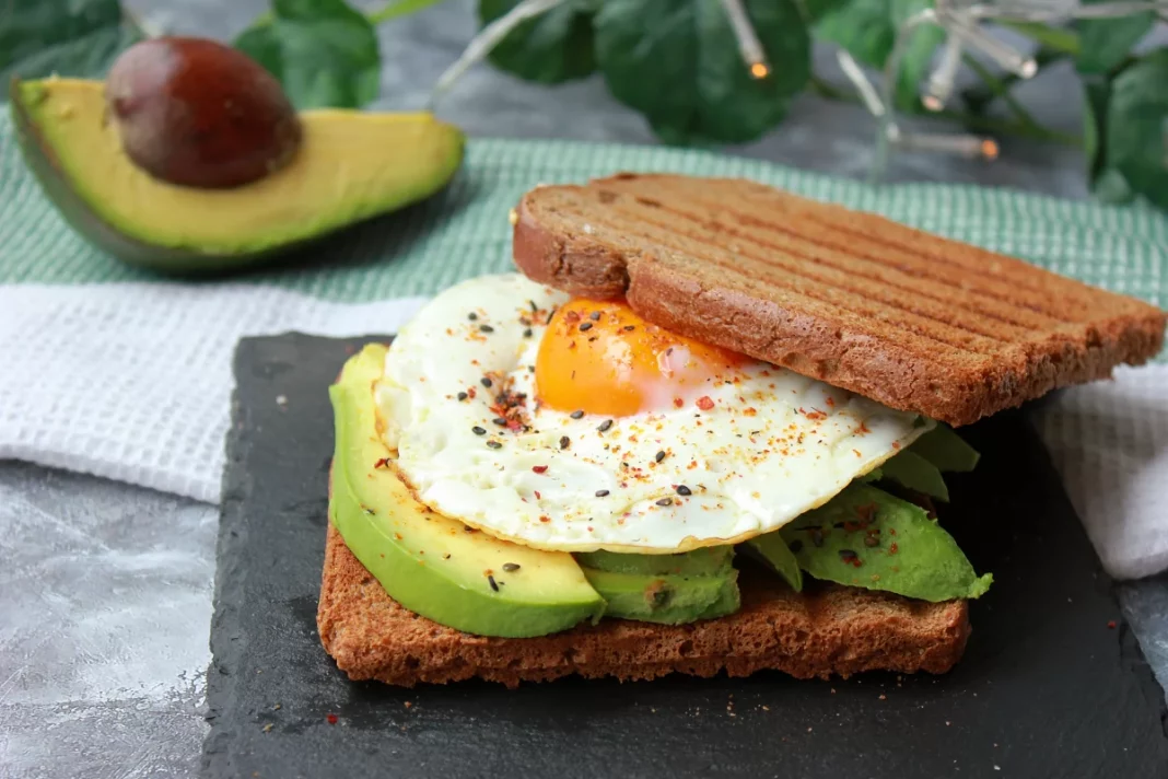 Sándwich de aguacate y huevo, la receta que apetece siempre