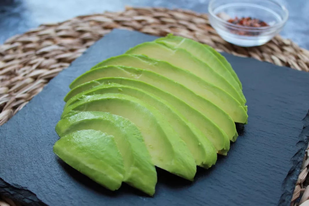 Sándwich de aguacate y huevo, la receta que apetece siempre