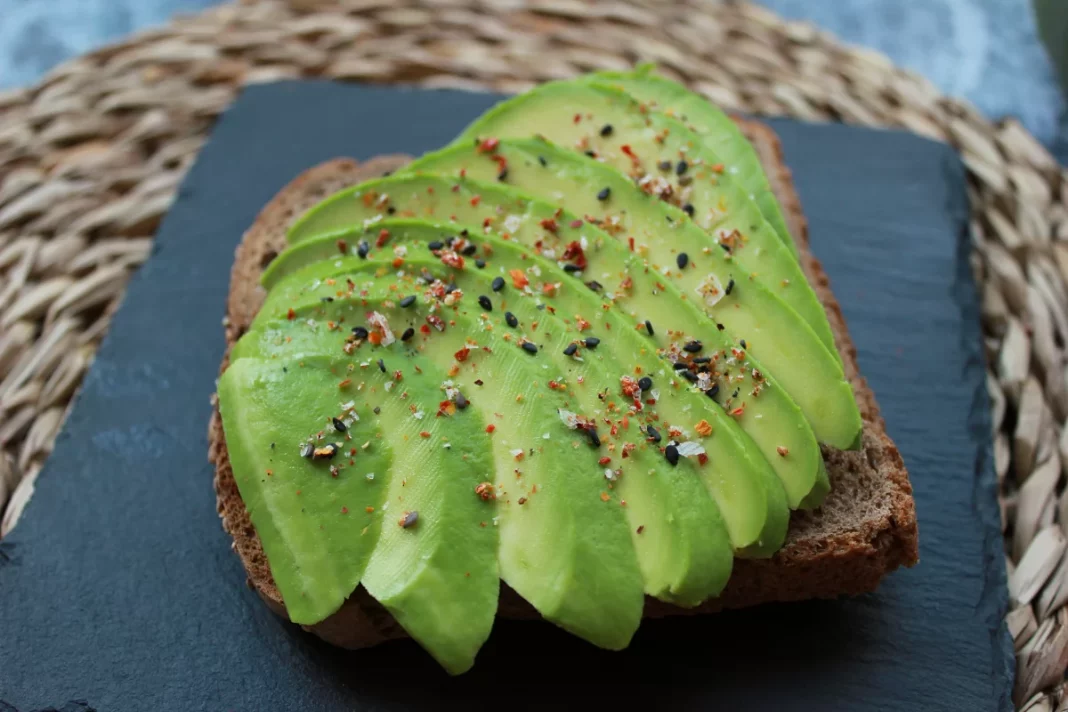 Sándwich de aguacate y huevo, la receta que apetece siempre