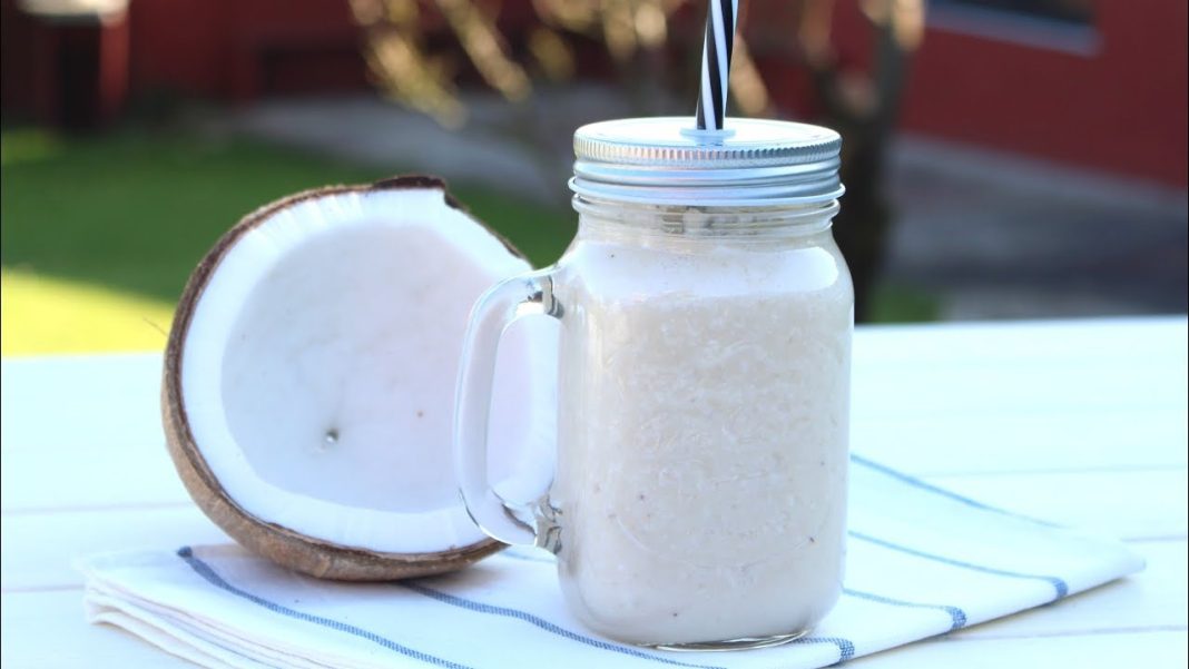 El batido de plátano y coco que puedes preparar en 10 minutos