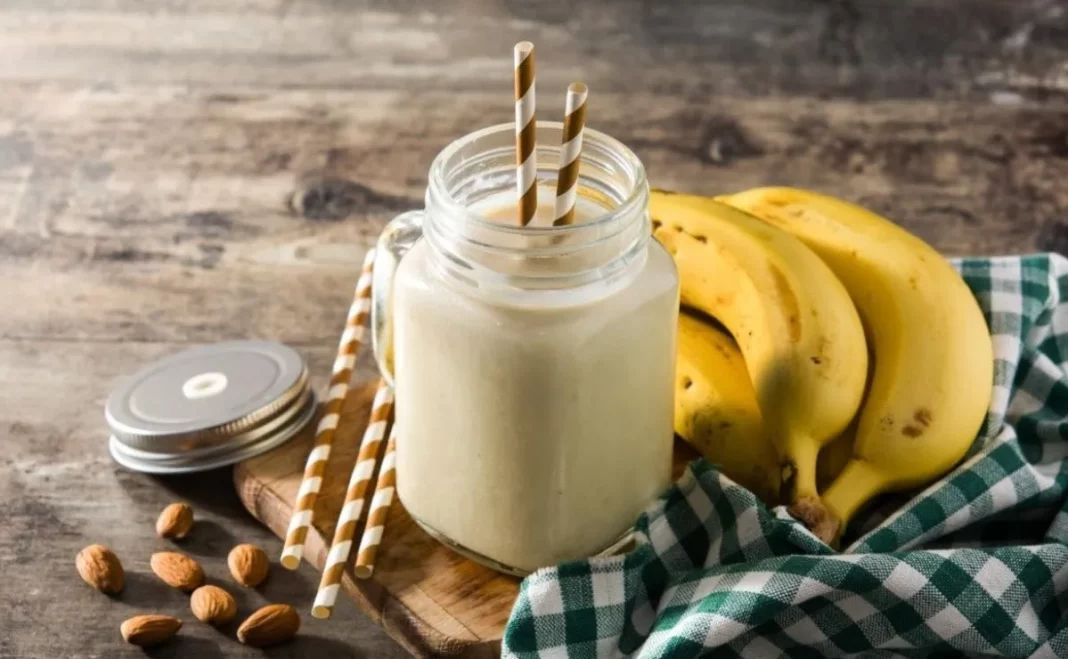 El batido de plátano y coco que puedes preparar en 10 minutos