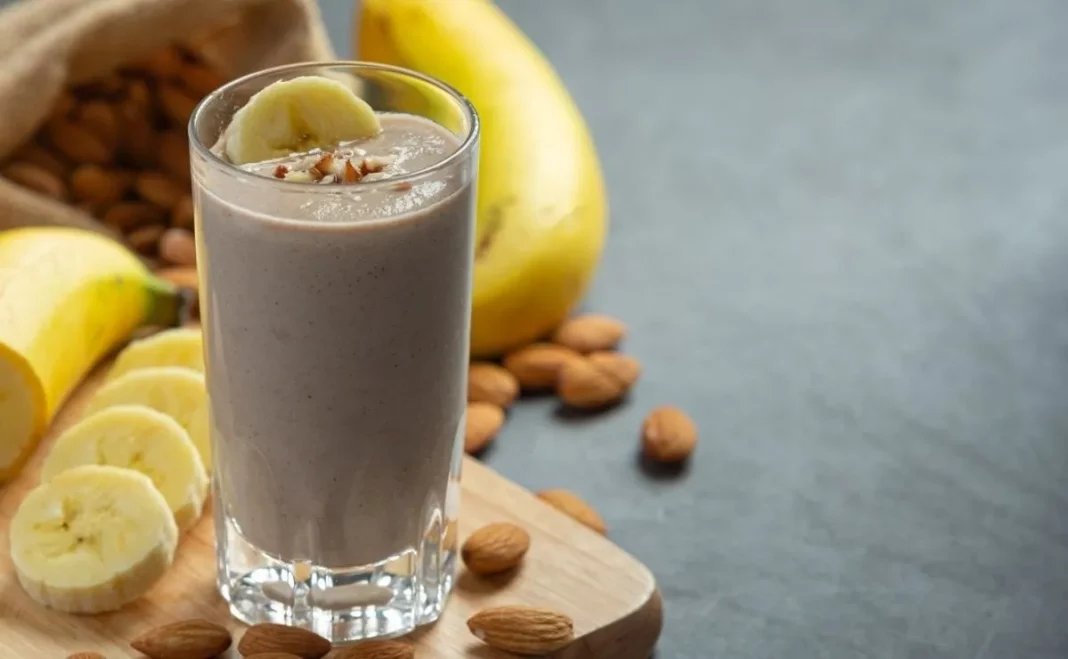 El batido de plátano y coco que puedes preparar en 10 minutos